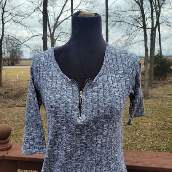 Free Kisses Woman's Gray 3/4 sleeve Pullover Business Casual Vneck Blouse sz S - Picture 6 of 11